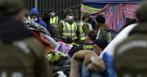 Carabineros: desalojo de migrantes en plaza Brasil de Iquique deja 14 detenidos