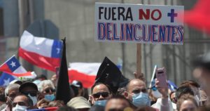 Roberto Cox es encarado en medio de marcha contra la inmigración irregular en Iquique