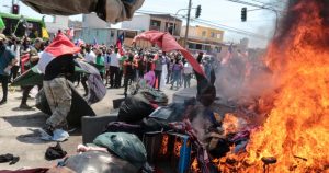 VIDEO - Crisis migratoria: Queman carpas de inmigrantes durante marcha en Iquique