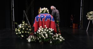 Con Pase de Movilidad: restos de Patricio Manns son velados en Teatro Nacional