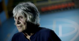 Joan Turner, viuda de Víctor Jara, recibe el Premio Nacional de Artes de la Representación 2021