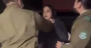 Carabinero es dado de baja por tomar del cuello a constituyente Tiare Aguilera