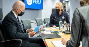 Biden exigirá que todos los trabajadores federales estén vacunados contra el COVID-19