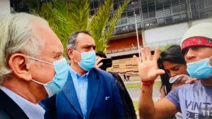 El tenso momento del embajador de Venezuela en Chile, Méndez Arévalo, al visitar Iquique