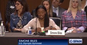 Simone Biles acusa al FBI de hacer 
