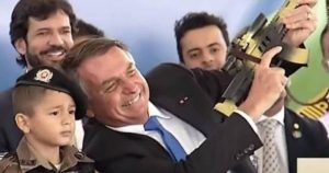 Bolsonaro exhibe a niño que tiene un fusil de juguete y lo pone como ejemplo de 
