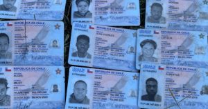 Migrantes haitianos rompen sus carnets chilenos para pedir asilo en EE.UU.