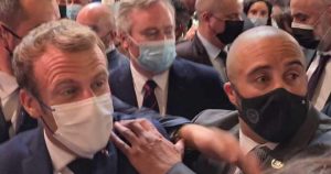 VIDEO - Lanzan un huevo a Emmanuel Macron en feria gastronómica