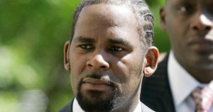 Cantante R. Kelly fue declarado culpable de crimen organizado y tráfico sexual