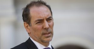 Presidente de Metro arremete contra Hassler: 