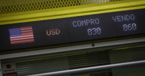 Dólar sobrepasó los $830 en medio de discusión por cuarto retiro