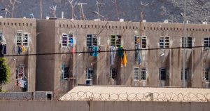 Mujer es sorprendida intentando internar droga a cárcel de Temuco en tomates