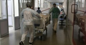 OMS: muertes semanales por COVID-19 alcanzaron la cifra más baja en casi un año