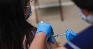 Reino Unido anuncia obligatoriedad de la vacuna para personal público de salud