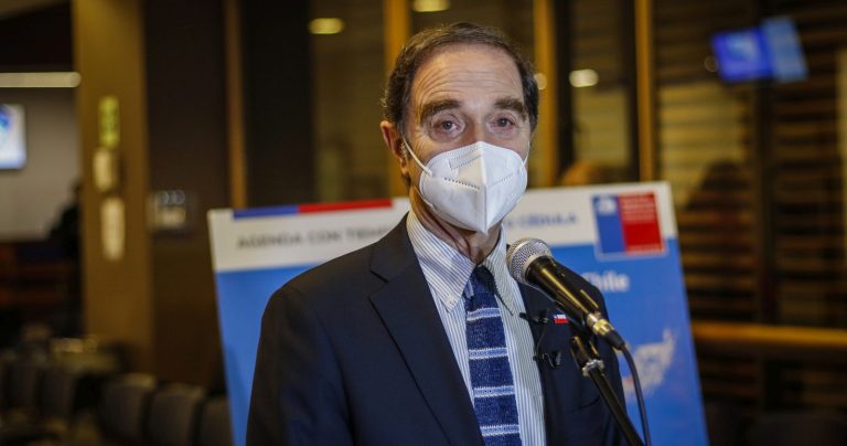 Víctimas de Colonia Dignidad criticaron serie de Netflix y pidieron la renuncia del ministro Larraín