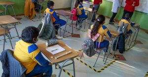 Grupo de apoderados cuestionó que fin de restricción de aforos dependa de vacunación