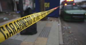 Hombre es encontrado muerto en su auto con un puñal clavado en la espalda