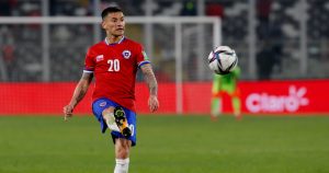 Charles Aránguiz enciende las alarmas en la Roja tras atraso en vuelo