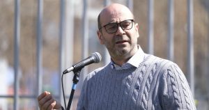 Hija estudiante de Fernando Atria figura como asesora de la CC: recibe sueldo de $1 millón