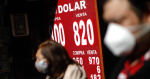 Dólar abre la jornada a la baja tras histórica alza de tasa de interés