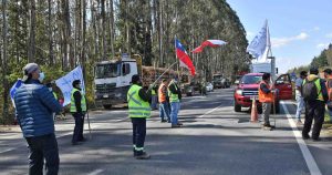 Camioneros mantienen bloqueos de rutas en protesta por la inseguridad en la macrozona sur