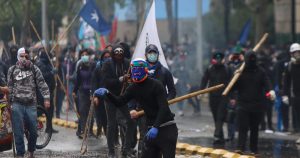 Protesta en Plaza Baquedano termina con incidentes y cierre de estaciones de Metro