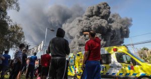 Evacuaron viviendas por incendio que afecta a bodegas en Macul