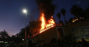 Incendio afecta uno de los accesos al cerro Santa Lucía