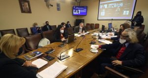 Ministra Schmidt participó en comisión que analiza acusación contra Piñera