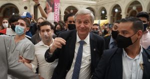 Kast visitó la Universidad Católica en medio de protestas de estudiantes