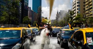 Taxistas se tomaron la Alameda para exigir la baja en el impuesto específico a los combustibles
