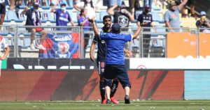Escándalo en Rancagua: hinchas azules invaden la cancha e intentan golpear a sus jugadores
