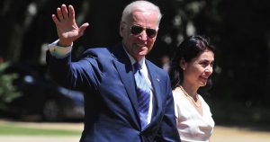 Joe Biden firma ley en apoyo a los afectados por el 