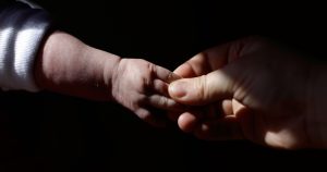 Dictadura chilena secuestró y entregó en adopción ilegal a Suecia a cientos de niños