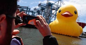 Festival Hecho en Casa Entel: Vuelve el Pato de Hule gigante y los huevos fritos