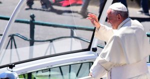 Papa Francisco muestra 