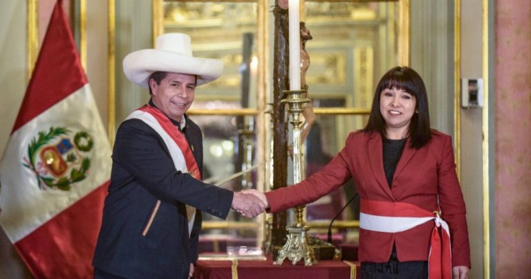 Presidente de Perú tomó juramento a nuevo gabinete liderado por una mujer
