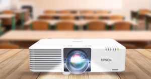 Programa de arriendo de proyectores busca disminuir la brecha digital en las escuelas