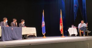 Sebastián Sichel visita el Instituto Nacional firmando paquetes de Cheezels