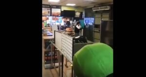 VIDEO - Trabajadores de bomba de bencina se encierran en baños para huir de vándalos