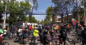 Pandora Papers: ciclistas se manifestaron en las afueras de la casa del presidente Piñera