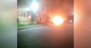 FOTOS - Ataque incendiario en la Universidad de Concepción dejó dos vehículos quemados