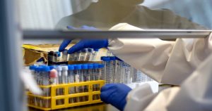 Sudáfrica registra fuerte descenso de casos tras ola de contagios por variante ómicron