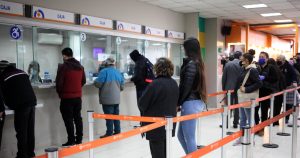 Chilenos destinarán aguinaldo navideño para comida y bebestibles