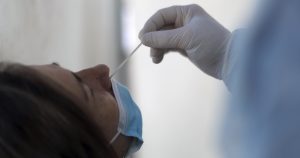 COVID-19: Minsal reportó menos de 2 mil casos y positividad que se mantiene sobre el 3%