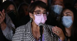 Campaña a gobernadora de Karina Oliva: asesores de Comunes presentan boletas por $137 millones