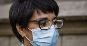 Abogado de Karina Oliva: factura que obligó allanamiento de Comunes no fue rendida al Servel