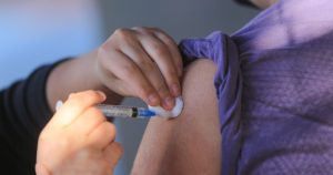 Nueva York pagará más de 86 mil pesos a quienes se pongan la dosis de refuerzo antes de Año Nuevo