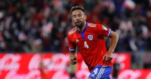 Mauricio Isla se perderá el partido ante Paraguay por contacto estrecho con caso de COVID-19