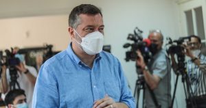 Sichel dispara contra Parisi tras nuevo retraso en arribo a Chile: 